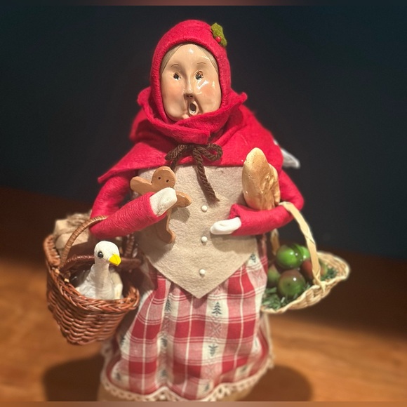 EUC Vintage BYERS' 1995 Woman Shopper with Goose, Gingerbread, Apples & Bread - Picture 3 of 10